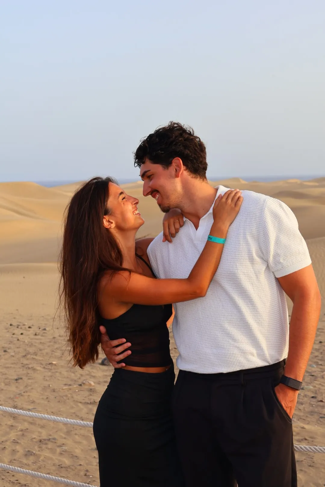 A Ana e o Daniel abraçados nas dunas, a sorrir um para o outro